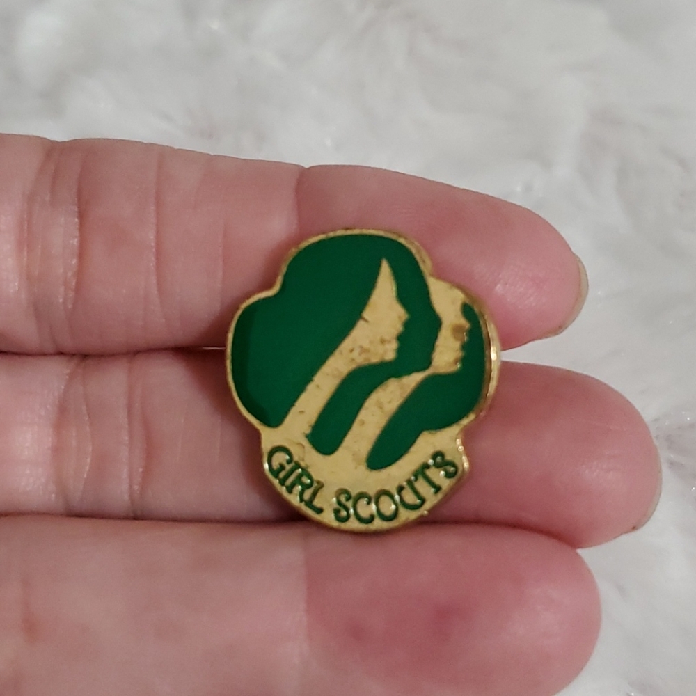 •Girl Scouts of America•Vintage 1980 green/gold pin - Picture 3 of 3